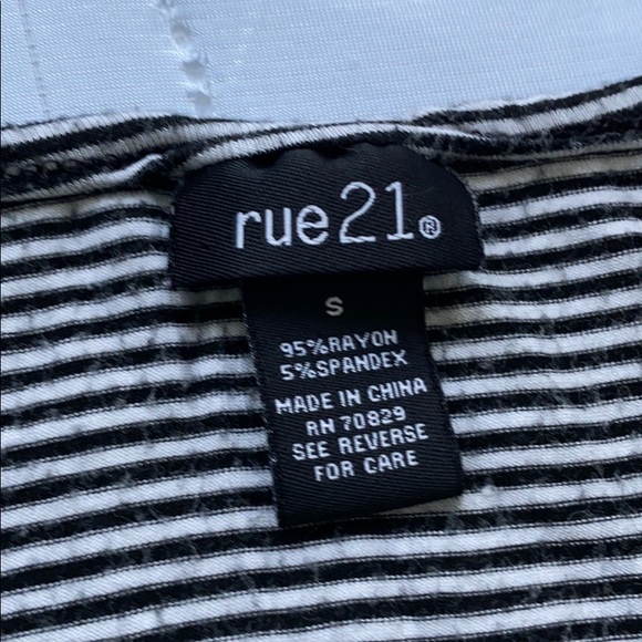 Rue 21 t-shirt - Picture 2 of 3